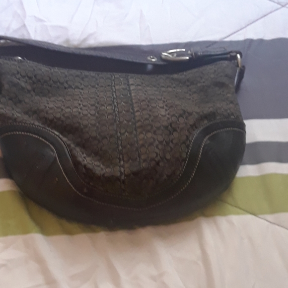 A bag - Picture 2 of 4